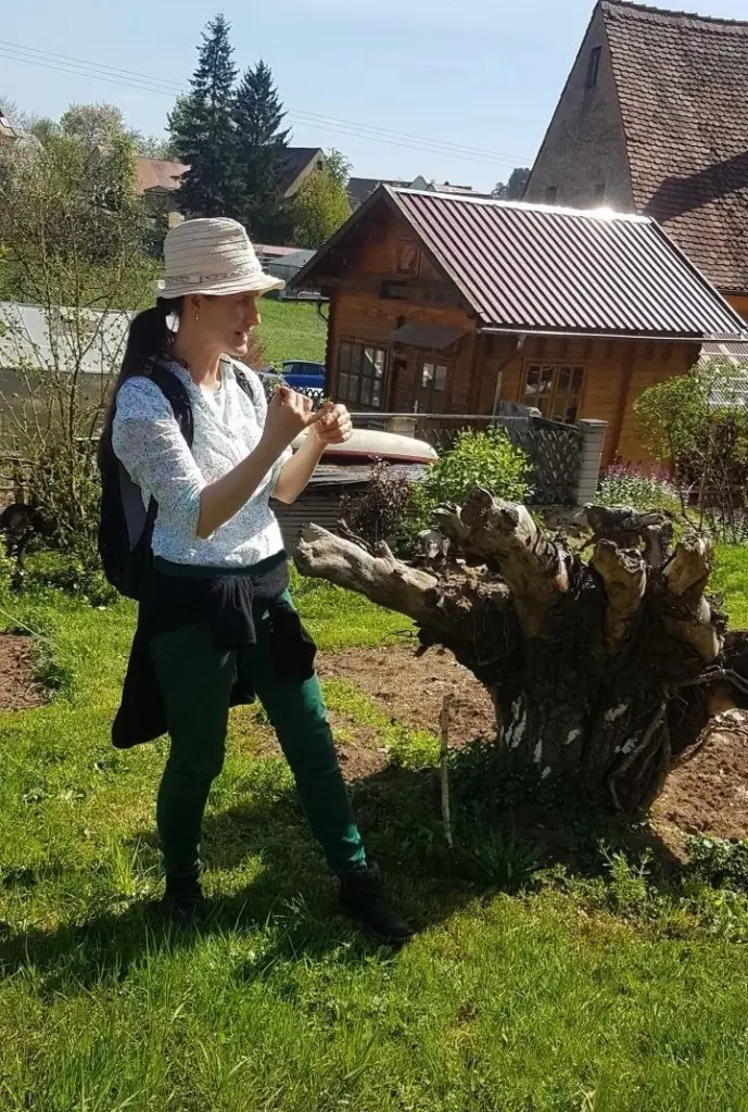 Barbara Kamprath-Scholtz bei einer Wildpflanzenführung